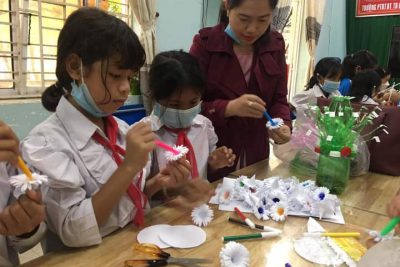 Hội thi làm giỏ hoa từ rác thải nhựa nhân kỷ niệm Ngày Nhà giáo Việt Nam 20/11