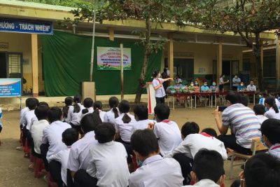 Giao lưu và tặng quà của Đoàn trường THCS TT Trà Xuân
