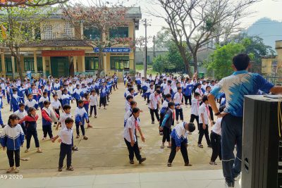HỌC SINH THAM GIA TẬP THỂ DỤC GIỮA GIỜ