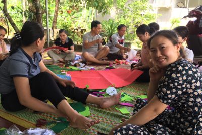 GV tiểu học tham gia làm đồ dùng dạy học