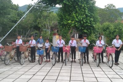 BAN QUẢN LÝ DI TÍCH QUỐC GIA ĐIỆN TRƯỜNG BÀ VÀ HỘI KHUYẾN HỌC HUYỆN TRÀ BỒNG TIẾP NHẬN VÀ TRAO TẶNG XE ĐẠP CHO HỌC SINH CÓ HOÀN CẢNH KHÓ KHĂN VÀ HỌC GIỎI